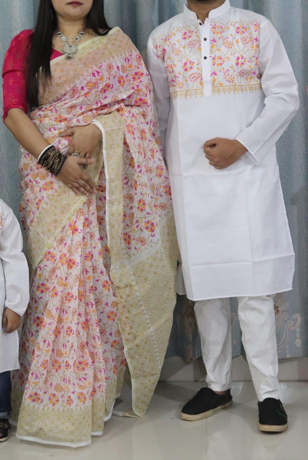 প্রিয়জনের সাথে মিলিয়ে ট্রেন্ডি শাড়ি-পাঞ্জাবি!